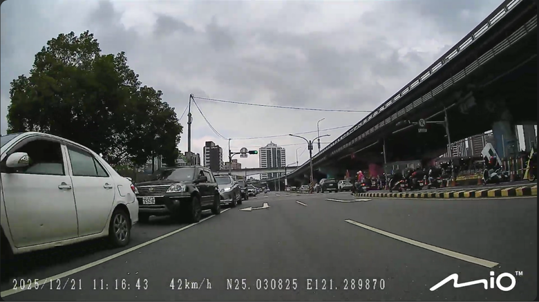 大型重機及通勤族的救星，Mio MiVue&trade; MK50 實測：告別手機噴飛與對焦模組壞掉的囧境