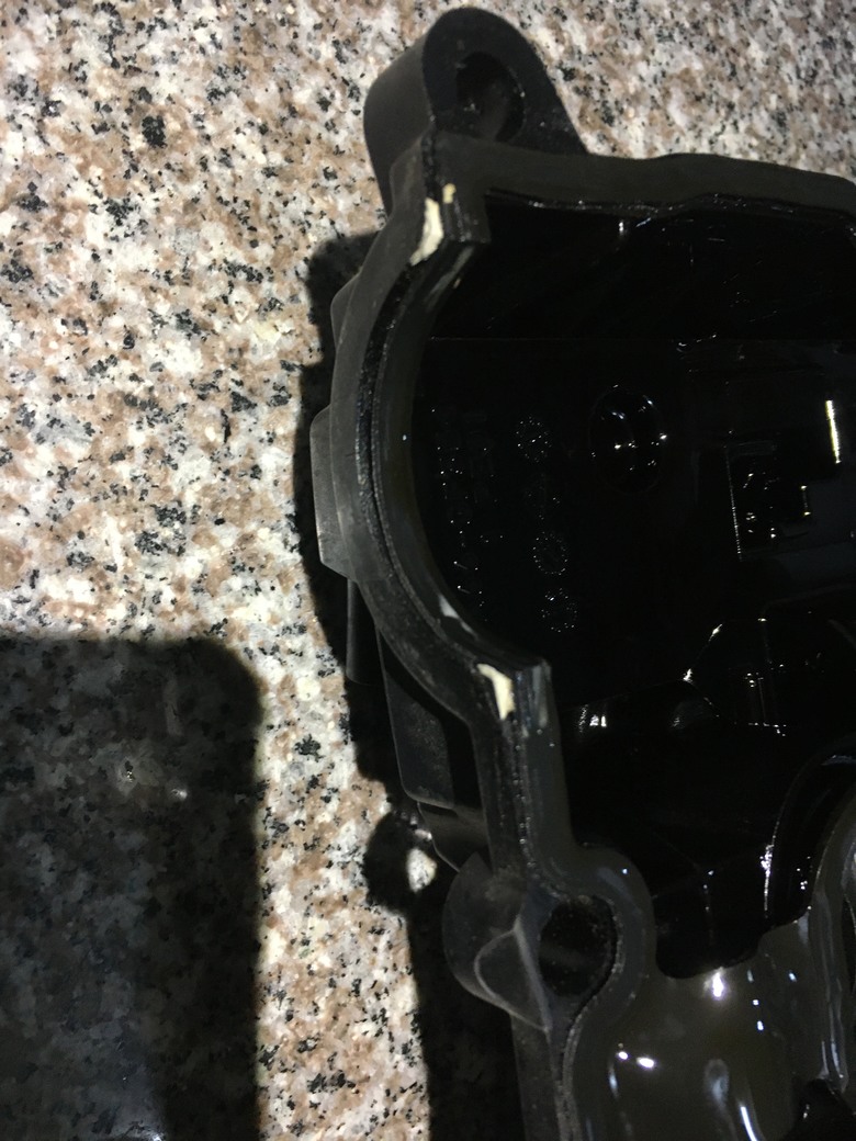 2016 Mazda 3 10萬km更換引擎汽門上蓋與火星塞