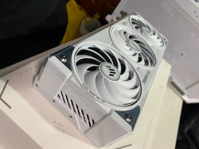美亞啟動!最後一張3萬的ASUS 5070 Ti 白色卡開箱實測，4K跑分7,865與131FPS，噪音40.9分貝。