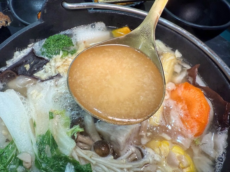鵝肉火鍋,招牌鵝白湯清香鮮甜、Q嫩鵝肉片、六宮格鮮蔬盤,多樣招牌必點小菜、主食