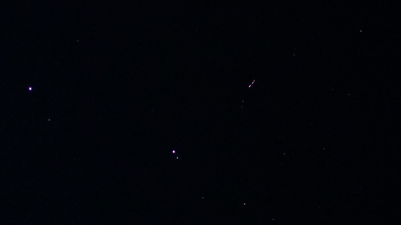 北斗七星上的怪異閃光_拍攝象限儀座流星雨時拍到的太空垃圾殘骸