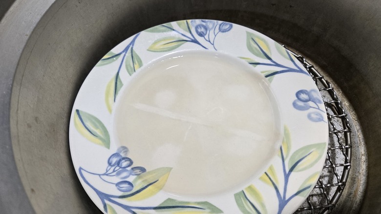 大同電鍋(鋁製)蒸完東西後，盤子內水蒸氣凝結會髒髒的