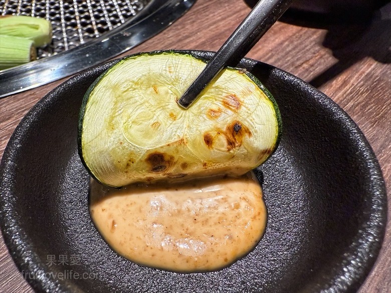 燒肉、火鍋一次滿足，還有豐富的自助吧吃到飽