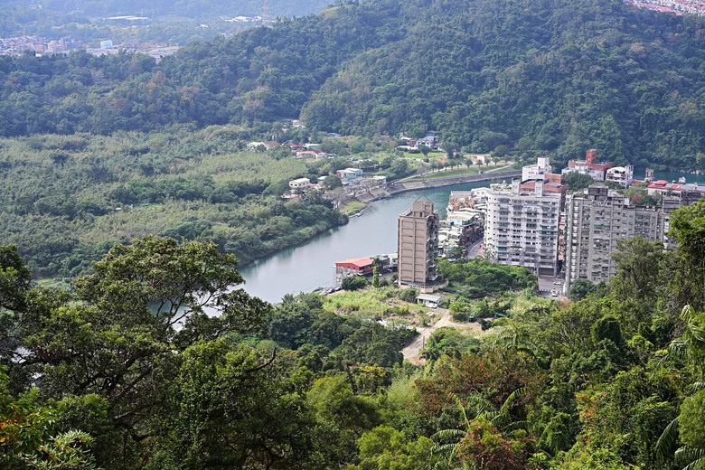 微笑山線：新店秘境健行記：銀河洞到小獅山 | 銀河洞越嶺步道、待老坑山步道、員潭子坑山、小獅山稜線步道