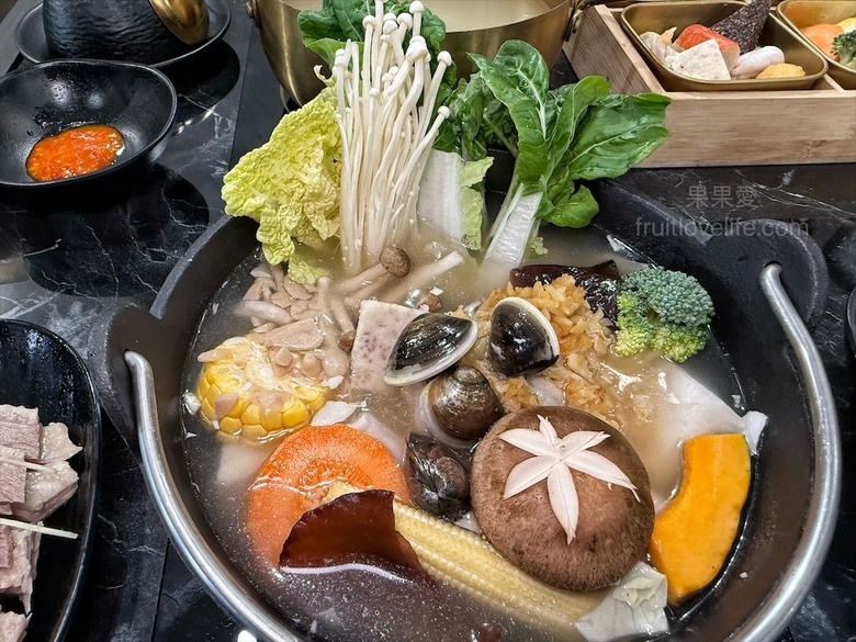 鵝肉火鍋,招牌鵝白湯清香鮮甜、Q嫩鵝肉片、六宮格鮮蔬盤,多樣招牌必點小菜、主食