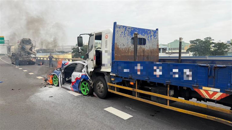高雄 台88三車🚘連環撞.....爆走兄弟「勝利衝鋒」🔥燒成廢鐵。夾心餅