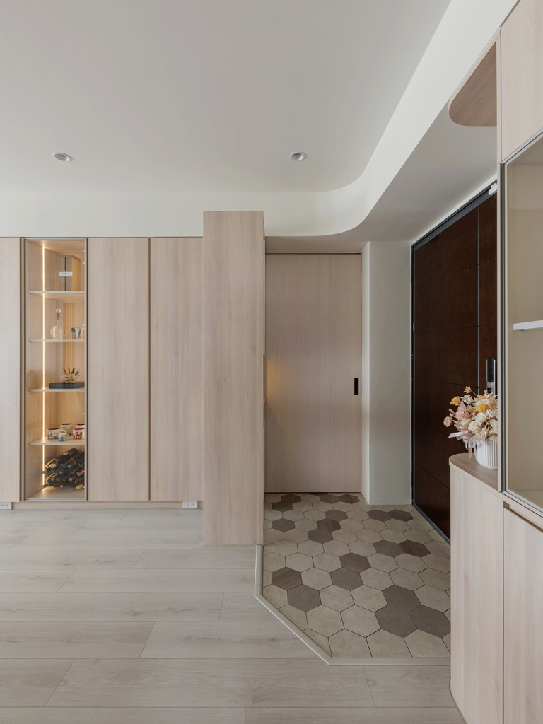 【開箱】高雄室內設計25坪4房2廳｜奶茶木質退休宅｜自然採光溫柔感｜長虹玻璃＋六角磚