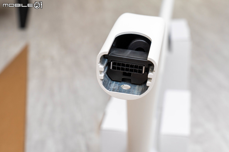 BenQ MindDuo Max 護眼立燈開箱試用 以特殊光柵盾與智慧模式設計提供舒適閱讀照明感受