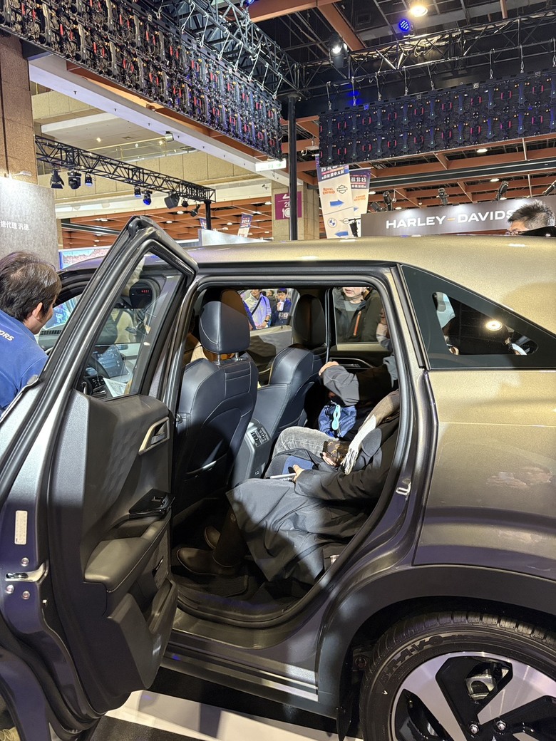 Corolla Cross、H-RV、XFORCE後座空間比較