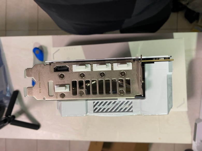 美亞啟動!最後一張3萬的ASUS 5070 Ti 白色卡開箱實測，4K跑分7,865與131FPS，噪音40.9分貝。