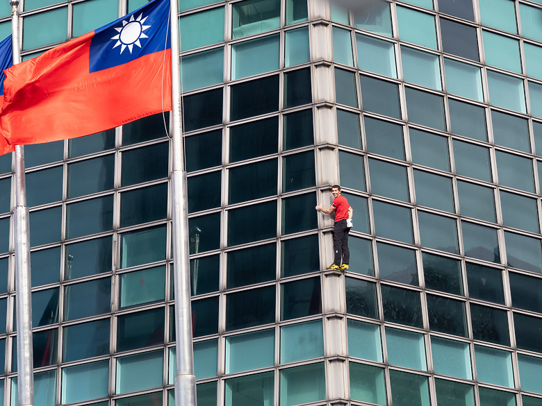艾力克斯・霍諾德（Alex Honnold）徒手攀爬台北101
