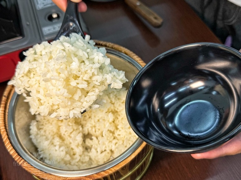 海鮮熱炒餐廳，活泰國蝦、招牌燒酒蝦、老菜脯雞湯，白飯免費吃到飽，聚餐小酌好地方