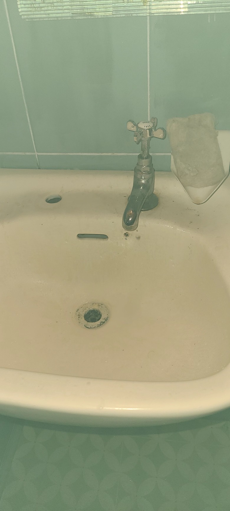 什麼工具璇開臉盆下方的螺絲