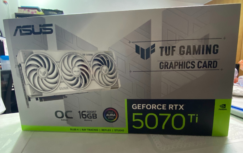 美亞啟動!最後一張3萬的ASUS 5070 Ti 白色卡開箱實測，4K跑分7,865與131FPS，噪音40.9分貝。