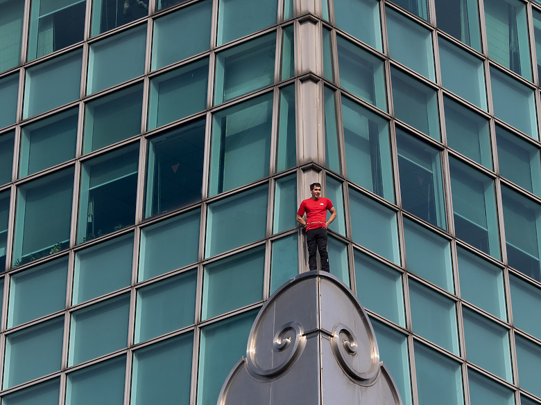 艾力克斯・霍諾德（Alex Honnold）徒手攀爬台北101