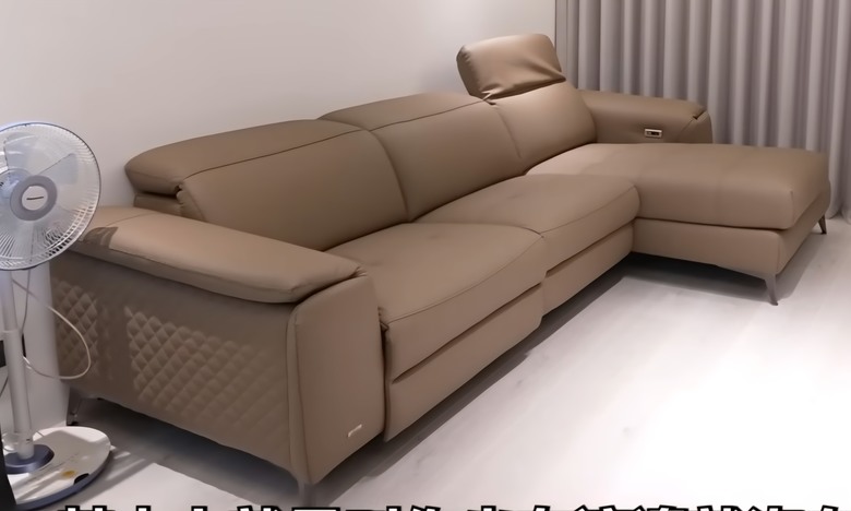 想問影片中的沙發品牌