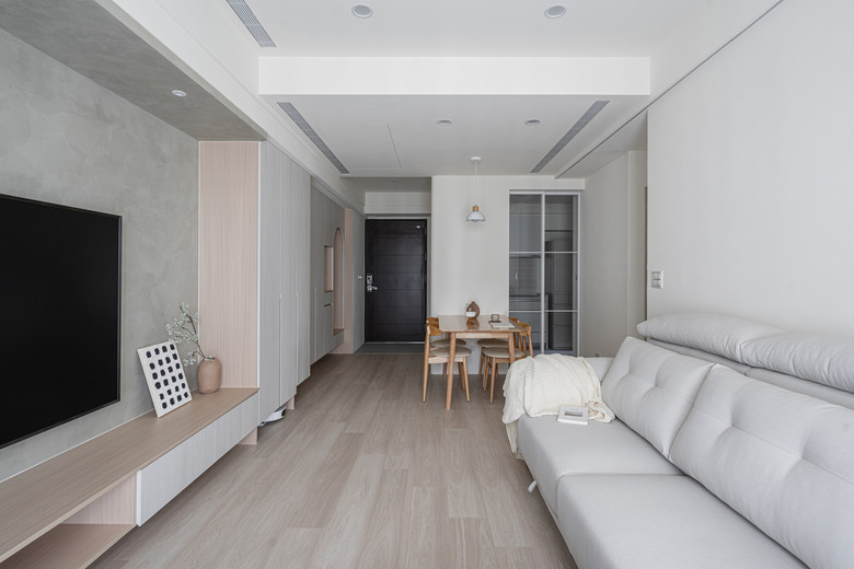 【開箱台南室內設計】白木灰的清爽日常｜斜角櫃與乾淨天花板的細節魅力