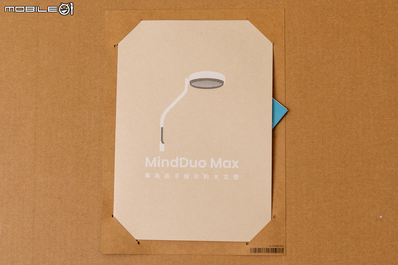 BenQ MindDuo Max 護眼立燈開箱試用 以特殊光柵盾與智慧模式設計提供舒適閱讀照明感受