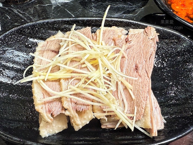 鵝肉火鍋,招牌鵝白湯清香鮮甜、Q嫩鵝肉片、六宮格鮮蔬盤,多樣招牌必點小菜、主食