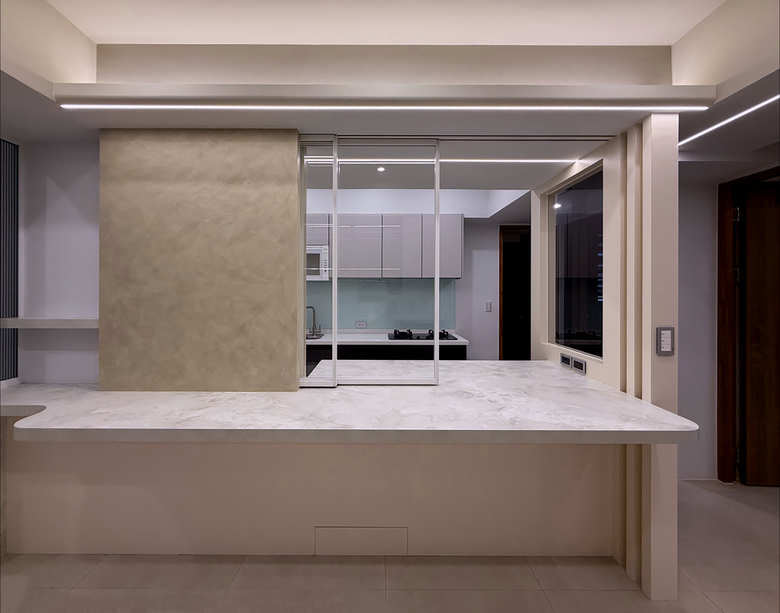 【開箱】31坪新成屋~隱藏電箱、造型修樑、備餐用餐中島整合(檯面終於足夠!!)，還有我們一家四口親手刷的藝術塗料牆！