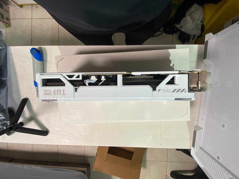 美亞啟動!最後一張3萬的ASUS 5070 Ti 白色卡開箱實測，4K跑分7,865與131FPS，噪音40.9分貝。