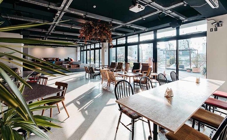台南文青旅宿-友愛街旅館U.I.J 書店大廳、露臺一次滿足