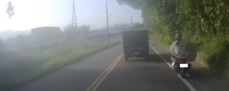 桃園 騎士🛵彎道右側超車.....不出意外馬上就出意外。