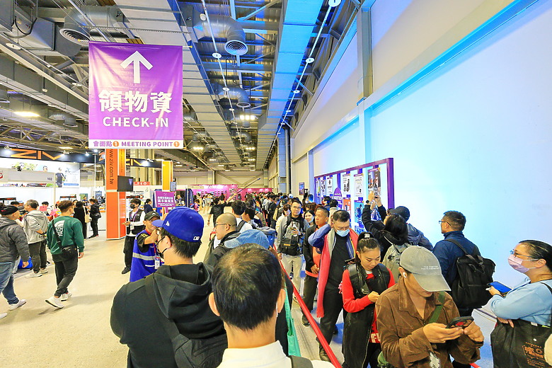 (映像運動)“2025臺北馬拉松 EP1” 跑友們齊聚一堂領取准考證，補充裝備準備迎接期末測驗at馬拉松運動博覽會 Marathon Expo in Taipei