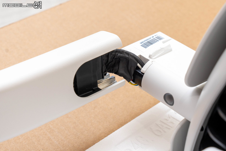 BenQ MindDuo Max 護眼立燈開箱試用 以特殊光柵盾與智慧模式設計提供舒適閱讀照明感受