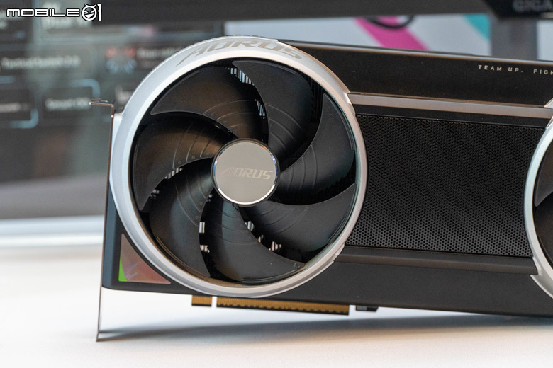 【CES2026】技嘉推出 AORUS RTX 5090 INFINITY 顯示卡 以獨特隱藏風扇/分離 PCB 設計提供更高效率散熱風流