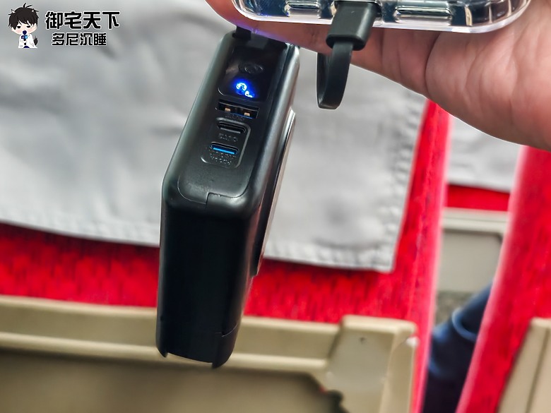 點我看大圖 開箱|CODOMO 超能充-30W 多功能 13 合 1 行動電源 - 配置 10,000mAh 電池容量,自帶插頭與線材之作!