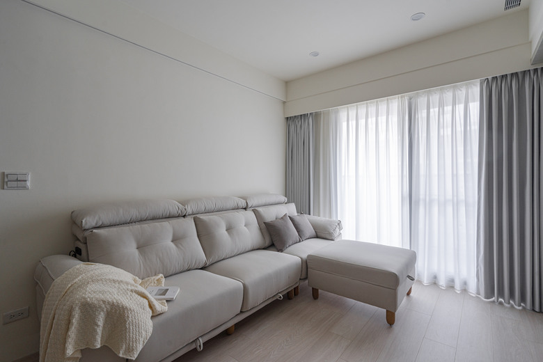 【開箱台南室內設計】白木灰的清爽日常｜斜角櫃與乾淨天花板的細節魅力