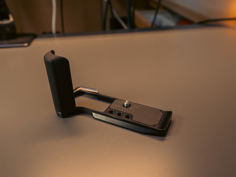 小周邊大方便|SmallRig Canon R50V L板+ Ulanzi Uka背包快掛套件 UKA07 簡易開箱