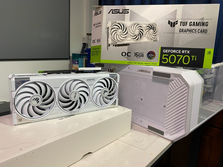 美亞啟動!最後一張3萬的ASUS 5070 Ti 白色卡開箱實測，4K跑分7,865與131FPS，噪音40.9分貝。