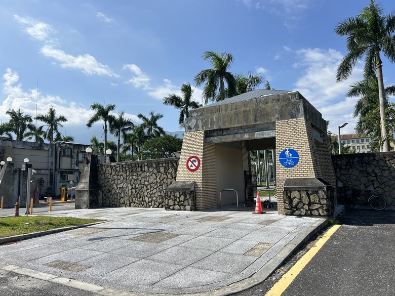 從 平 和 車 站 騎 向 東 華 大 學