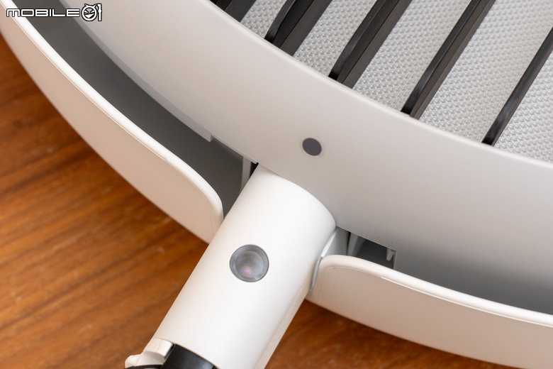 BenQ MindDuo Max 護眼立燈開箱試用 以特殊光柵盾與智慧模式設計提供舒適閱讀照明感受