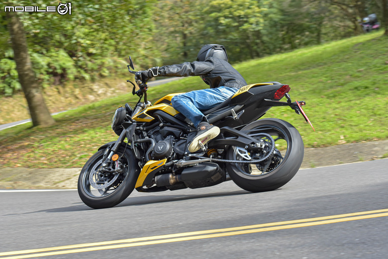 Triumph Street Triple 765 RS試駕｜西裝暴徒的英倫美學。