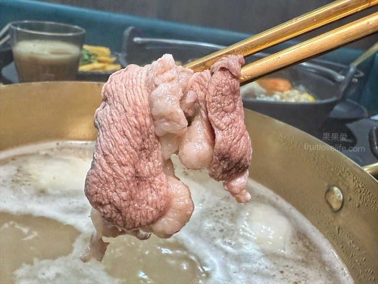 鵝肉火鍋,招牌鵝白湯清香鮮甜、Q嫩鵝肉片、六宮格鮮蔬盤,多樣招牌必點小菜、主食