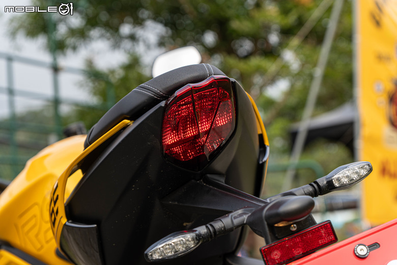 Triumph Street Triple 765 RS試駕｜西裝暴徒的英倫美學。