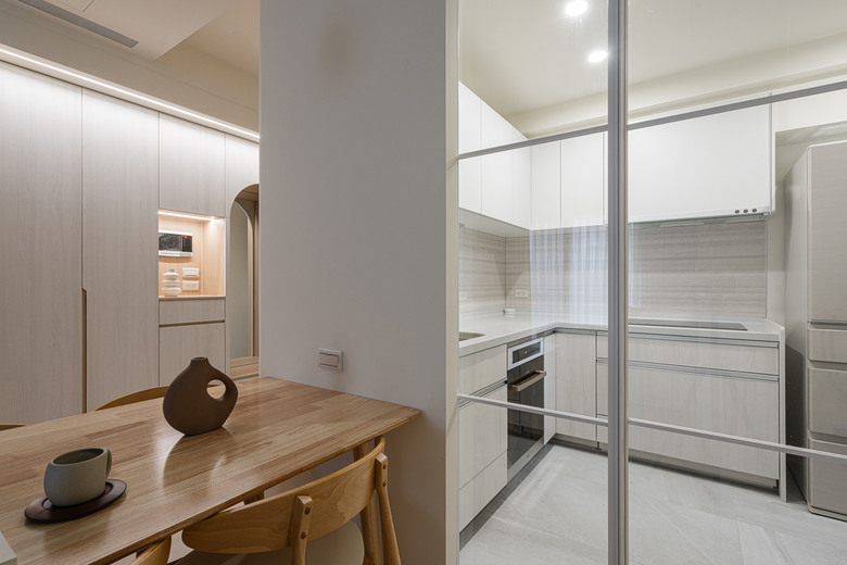 【開箱台南室內設計】白木灰的清爽日常｜斜角櫃與乾淨天花板的細節魅力