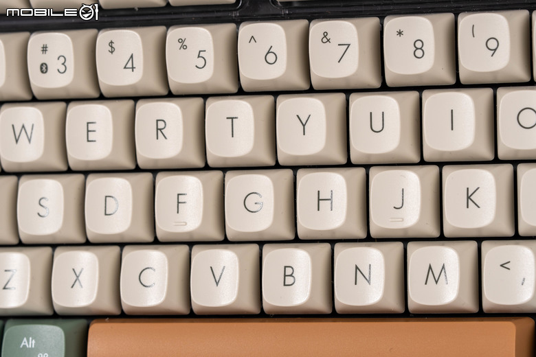 ASUS Jelly75 鍵盤（KD201）開箱 在經典外型設計中提供高度客製化的敲擊感受