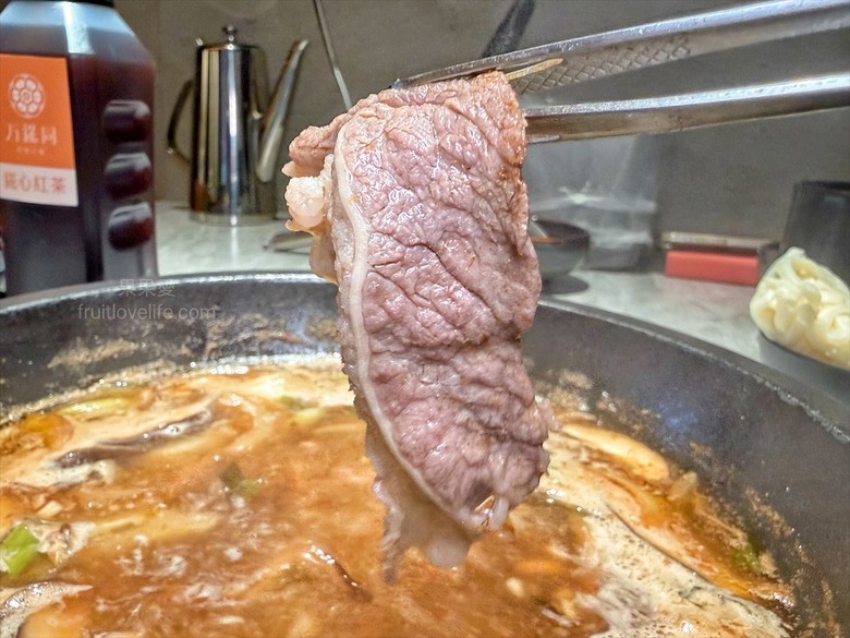 先爆炒再煮，湯頭鮮香濃郁又回甘，必點秘製滷肉飯、手打鮮蝦滑