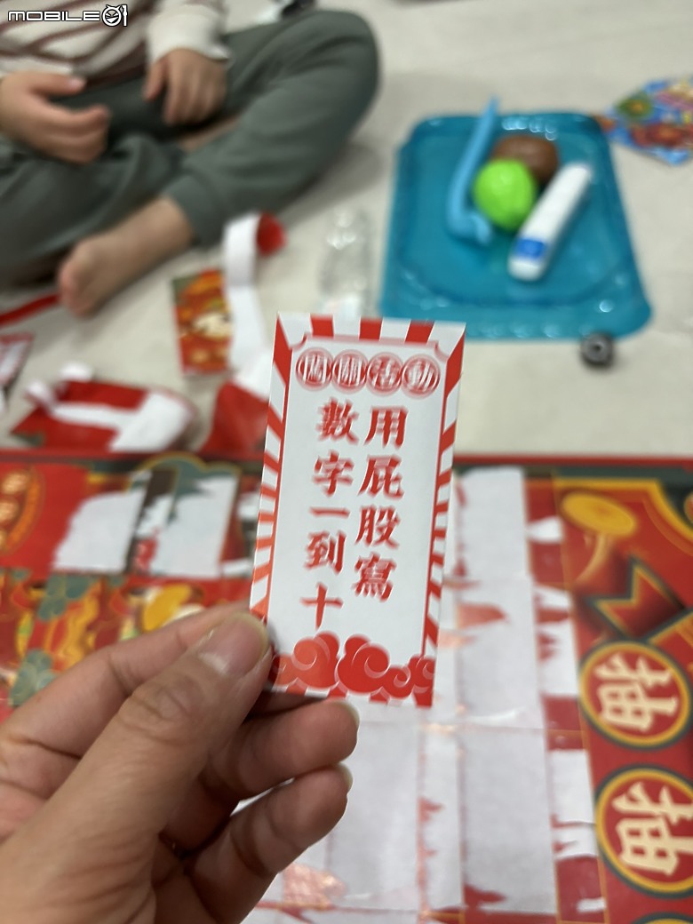 點我看大圖 【小惡魔驫到成功】初二回娘家+外婆的新年小禮物開箱|有趣的紅包抽抽樂,勾起童年的回憶