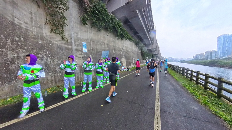 (映像運動) “2025臺北馬拉松 EP3”找回成功挑戰初馬的感動in 2025臺北馬拉松 42k(天氣：陰雨、起跑氣溫：20、濕度：84%)