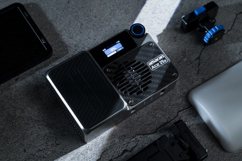 【開箱分享】Aputure Amaran Ace 25x 創作者套組 過年換新燈