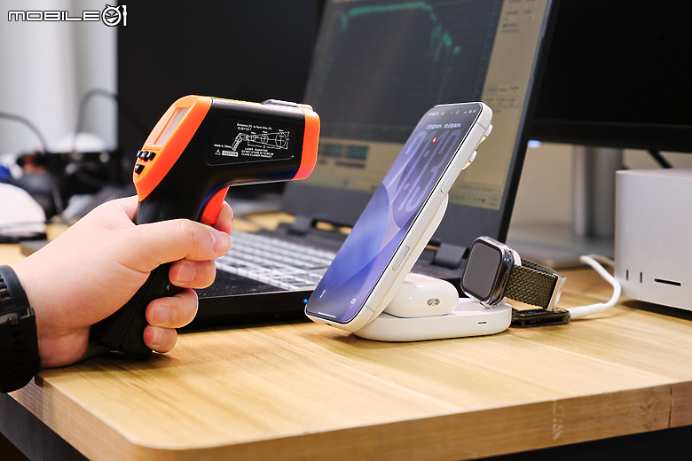 點我看大圖 「 開箱 」Hipporizz Zeno Qi2.2 25W 三合一無線充電器開箱與使用心得分享