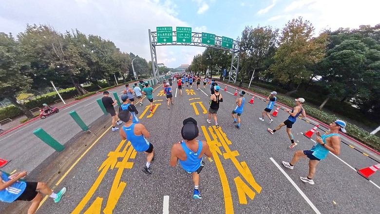 (映像運動) “2025臺北馬拉松 EP3”找回成功挑戰初馬的感動in 2025臺北馬拉松 42k(天氣：陰雨、起跑氣溫：20、濕度：84%)