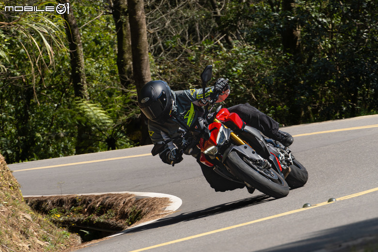 點我看大圖 DUCATI Streetfighter V2 S試駕報告|新年就要紅的喜氣、滿滿都是操駕樂趣!