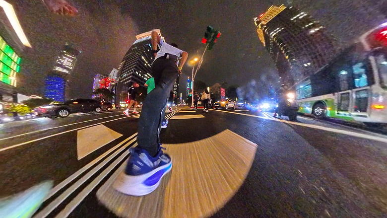 點我看大圖 (映像運動)“2025臺北馬拉松 EP2”探訪酷炫運動科技、在絢麗都會燈火下夜跑暖身at Nike科技探索日& NRC城市跑步系列in台北站