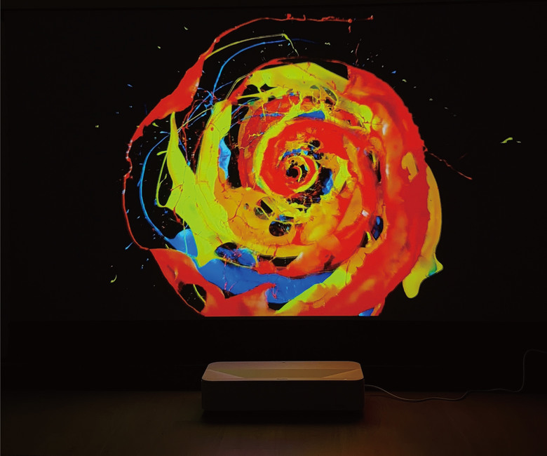 客廳美學與極致影音的碰撞！Epson LS970 4K AI雷射超短焦投影機